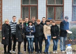 Куратори 11-ма к.е.н., ст. викладач Соковніна Д.М. та 21-ма к.е.н., доцент Скуртол С.Д. зі своїми студентами готують кашу на вогнищі
